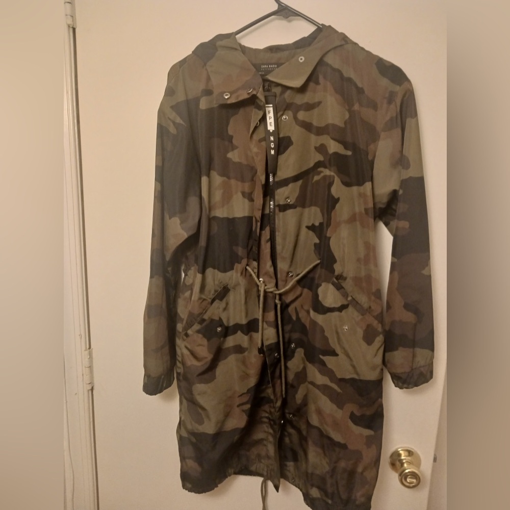 Zara’s Basic Light Weight Rain Jacket Camouflage - image 5